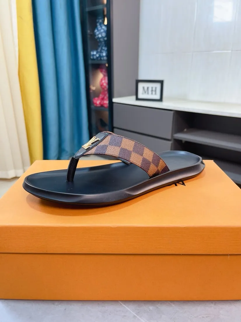 Men's shoes 💰260🌹🌹 (lv-Louis Vuitton) new men's sandals, high-end boutique, exquisite embossed logo decoration on the upper, fine workmanship, super soft soles, casual, loose and comfortable, a must-have in summer! \nsize：38-44